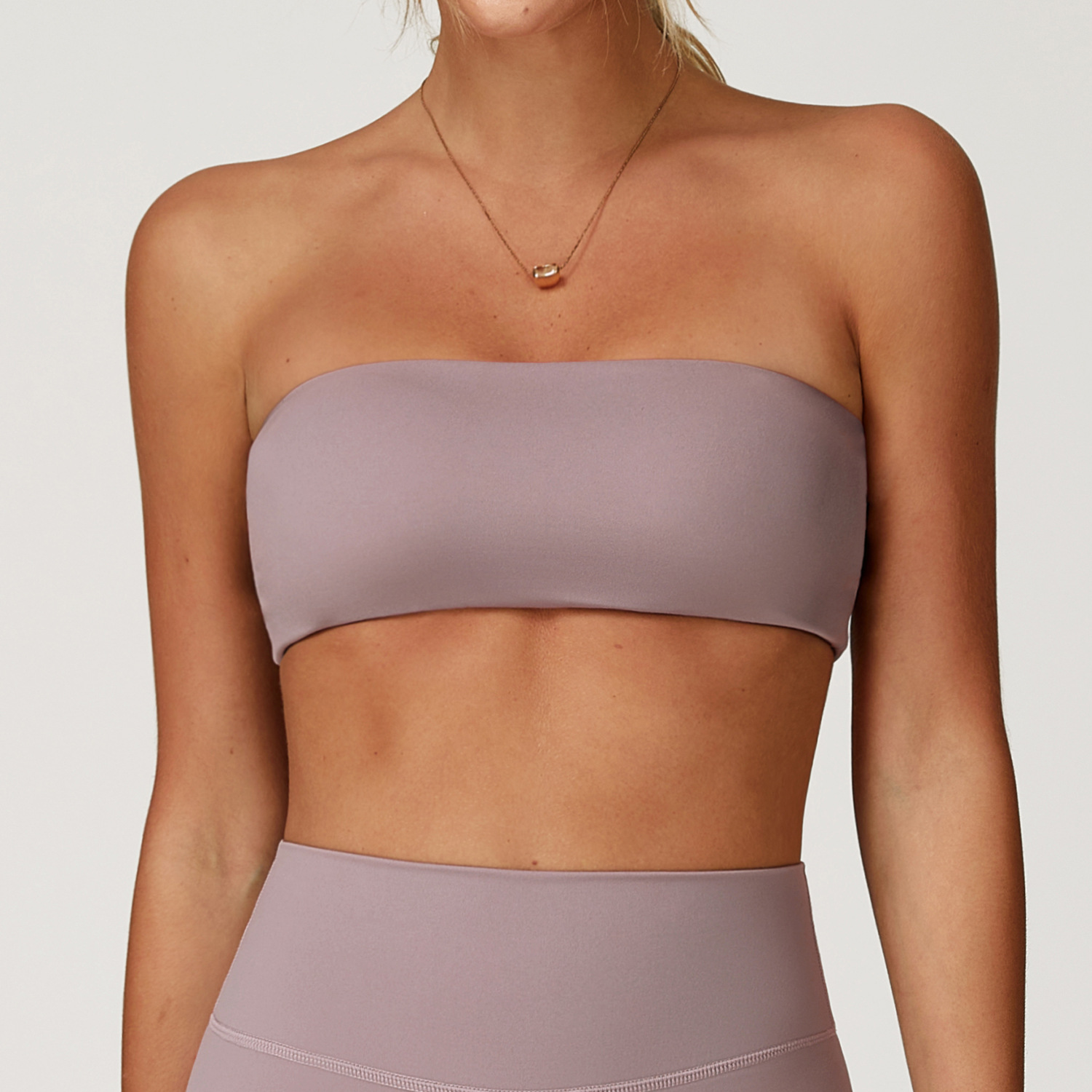 Бесшовный спортивный бюстгальт – обзор и цена Base Layer Top